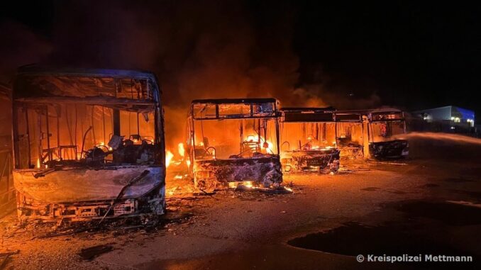 Bei dem Brand wurden mehrere Linienbusse vollständig zerstört.